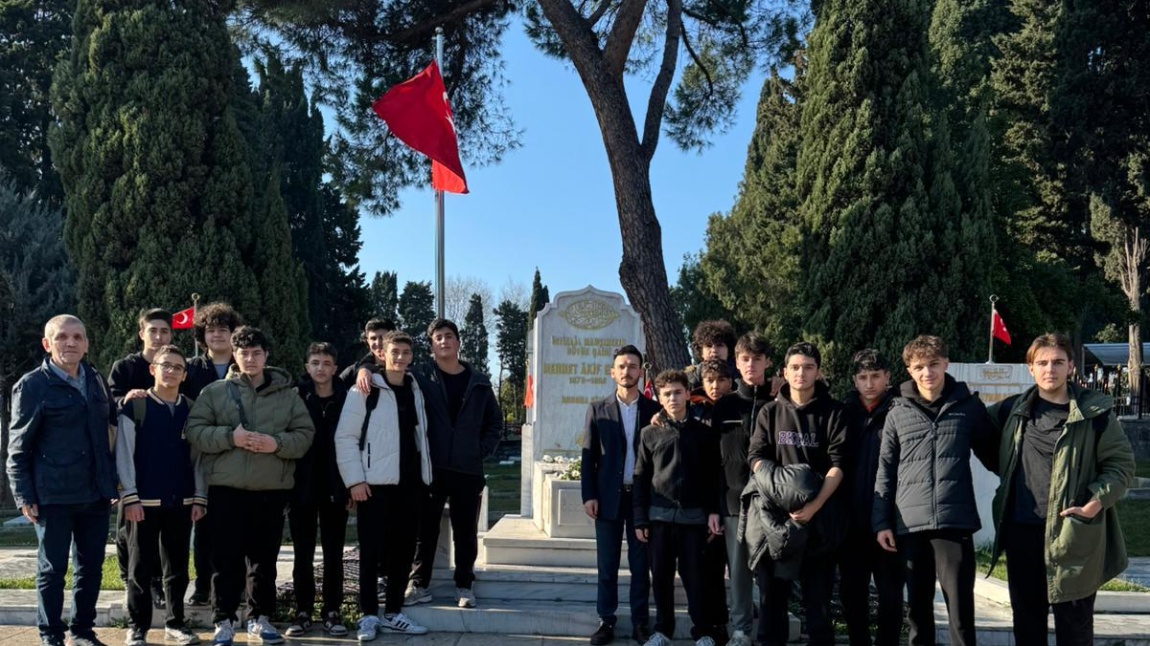 Mehmet Akif Ersoy'u, doğumunun 151. yıl dönümünde saygıyla anmak için kabri başında ziyaret ettik. Ardından 'Mehmet Akif Ersoy Hatıra Evi'ni ziyaret ettik.